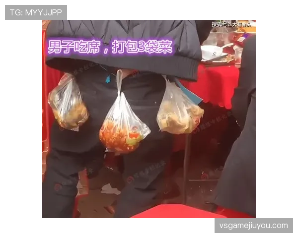 魏秋月腕上名表，手里拎着塑料菜袋，那画面绝了
